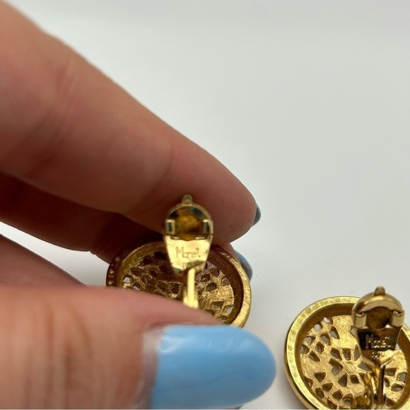 Vintage Monet Gold Tone Floral Round Medallion Button Dome Clip On Earrings - Picture 6 of 7